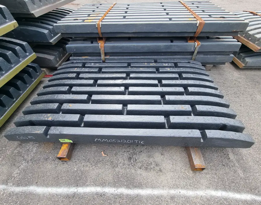 Bild på krossplattor från SCP:s lager utomhus