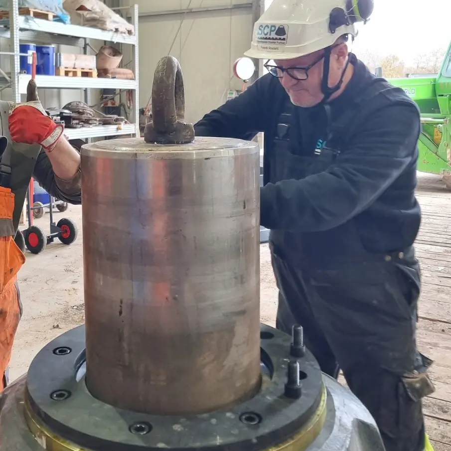 SCP tehničar postavlja Scanlock stezaljku za plašt.